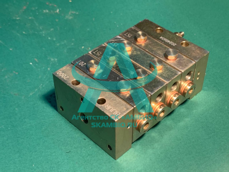 Распределитель смазки на 8 портов 4 отверстия (большой)