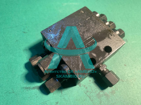 Распределитель смазки на 6 портов 2 отверстия (малый)