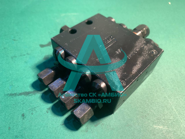 Распределитель смазки на 8 портов 2 отверстия (малый)