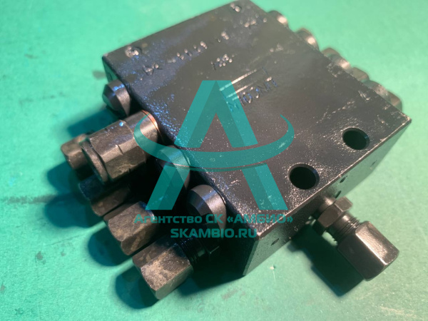 Распределитель смазки на 8 портов 2 отверстия (малый)