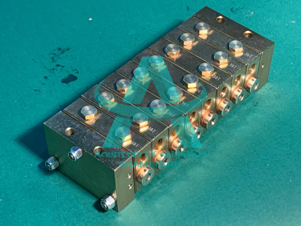 Распределитель смазки на 16 портов 4 отверстия (большой)